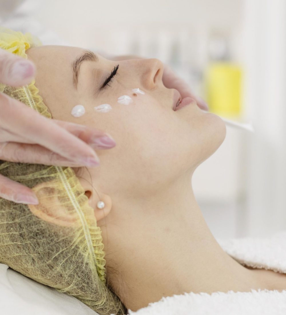 woman-beauty-clinic-face-treatment